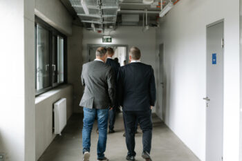 Menschen in Business Kleidung stehen in den Innenräumen des Stadions